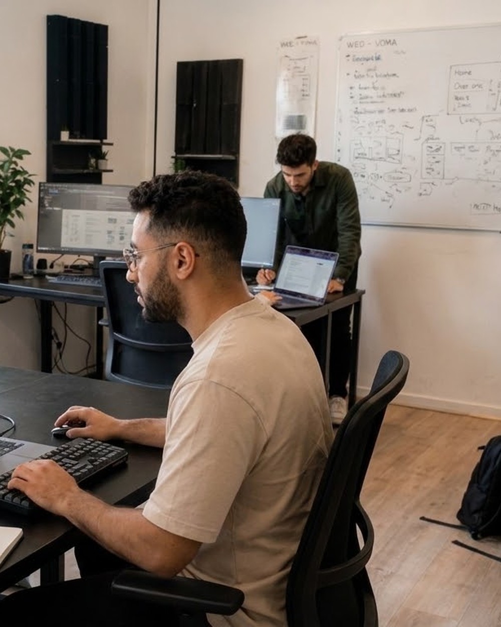 Sami, oprichter van Vormiq, aan het werk in de Vormiq studio